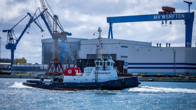 Folgekosten: Ein Hafenschlepper fährt am Gelände der ehemaligen MV-Werft in Rostock vorbei.