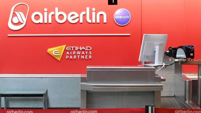 Fluggesellschaft: Ein unbesetzter Schalter der Air Berlin ist zu sehen.