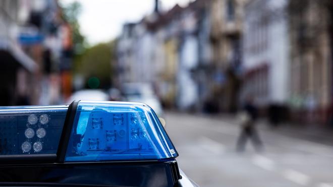 Landkreis Helmstedt: Ein Einsatzfahrzeug der Polizei steht am Straßenrand.