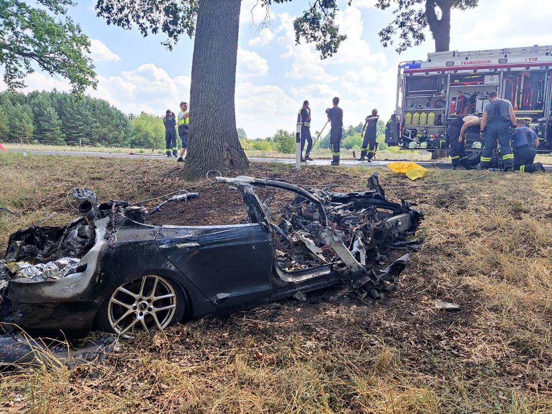 Unfall: Auto fährt gegen Baum: Zwei Menschen sterben