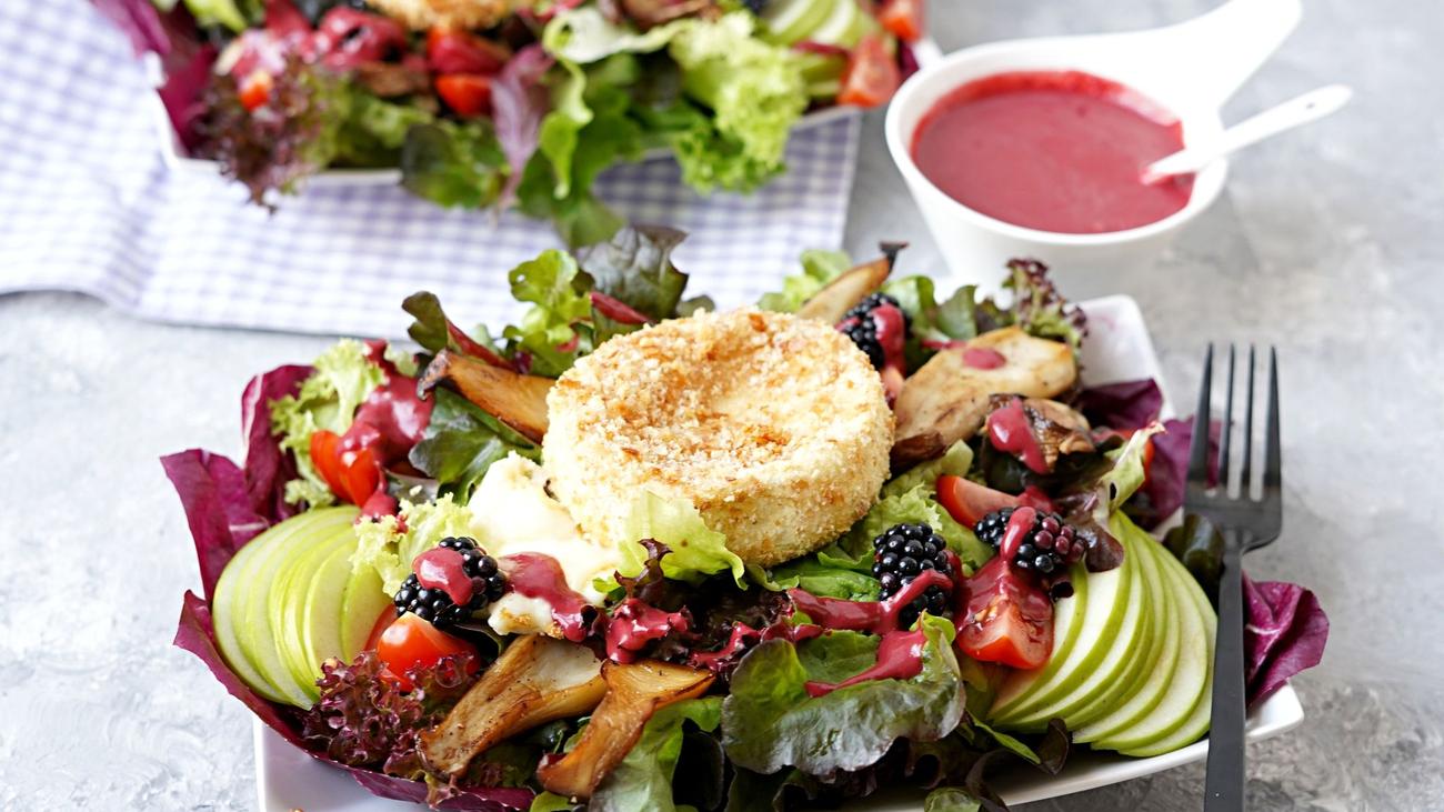 Brombeere trifft Käse: Rezept für Salat mit gebackenem Camembert | ZEIT ...
