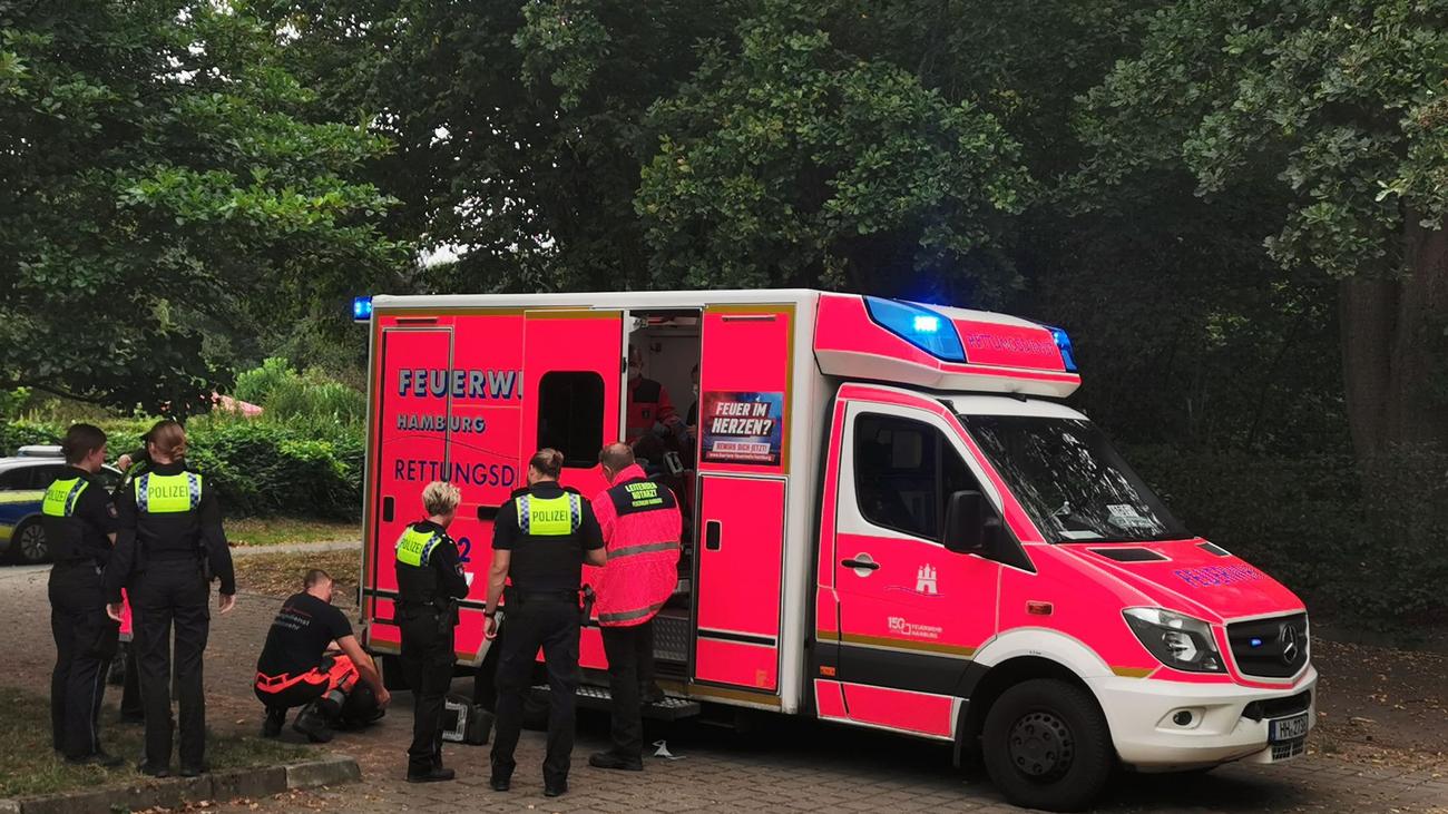 Notfall: Rettungskräfte Bringen Drei Jugendliche Aus Park In Klinik ...