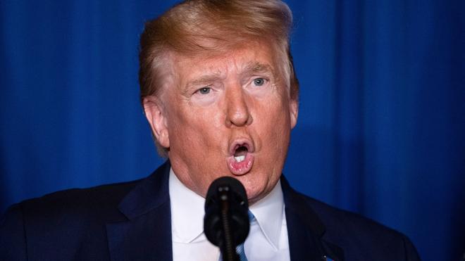 Ex-Präsident : Ex-US-Präsident Donald Trump bei einer Rede in seinem Anwesen Mar-a-Lago, das vom FBI durchsucht worden ist.