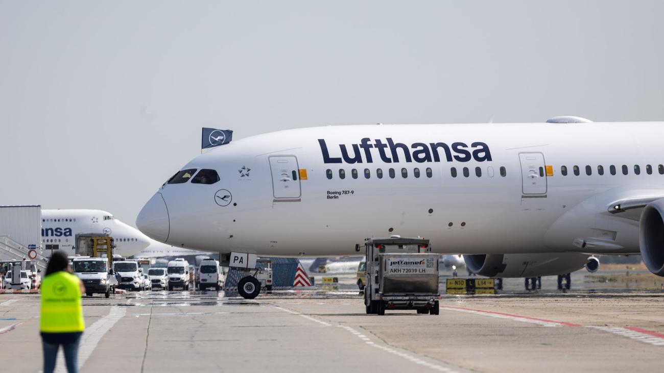 Lufthansa Erster Boeing"Dreamliner" in Frankfurt gelandet ZEIT ONLINE