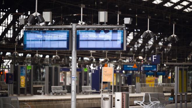 Bahn: Nahezu verwaist - der Kölner Hauptbahnhof.