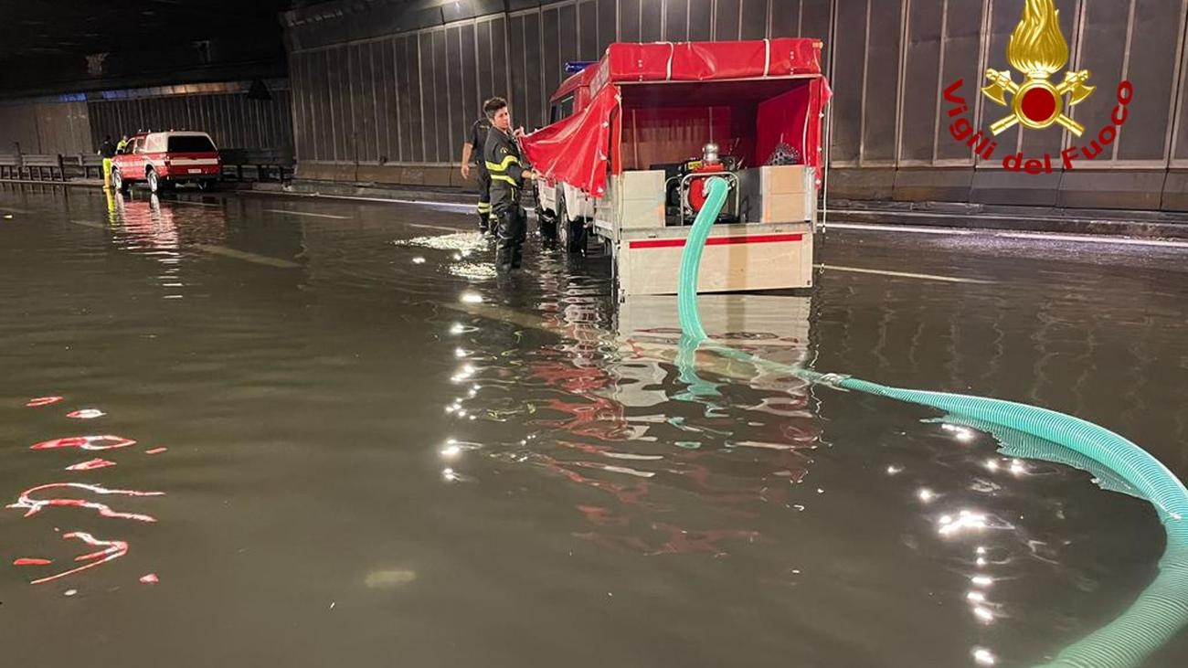 Regen Und Hagel: Unwetter Ziehen über Norditalien - Tornado Am Gardasee ...