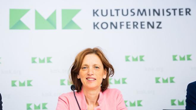 Gesundheit: Schleswig-Holsteins Bildungsministerin Karin Prien kommt zu einer Pressekonferenz.
