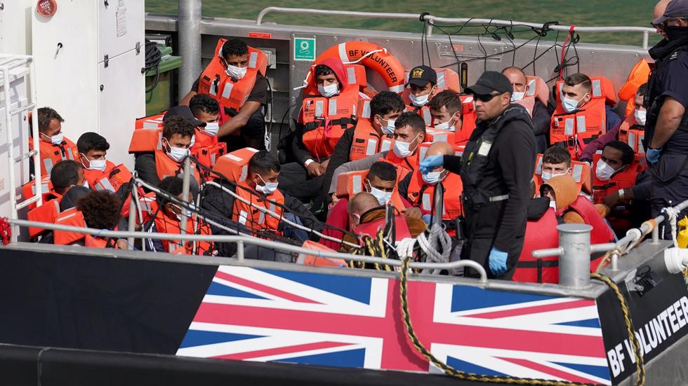 Experten Schlagen Alarm Britische Behörden Setzen Migranten Fest Droht Eine Krise - a9m71ne