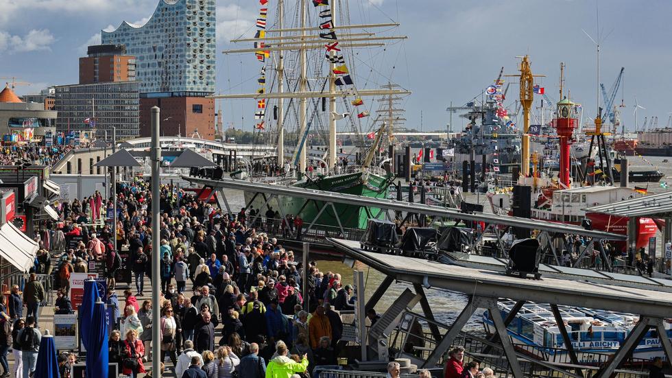 Final Tablet Garderobe Feste: 800.000 Besucher beim Hamburger Hafengeburtstag: Stargast | ZEIT  ONLINE