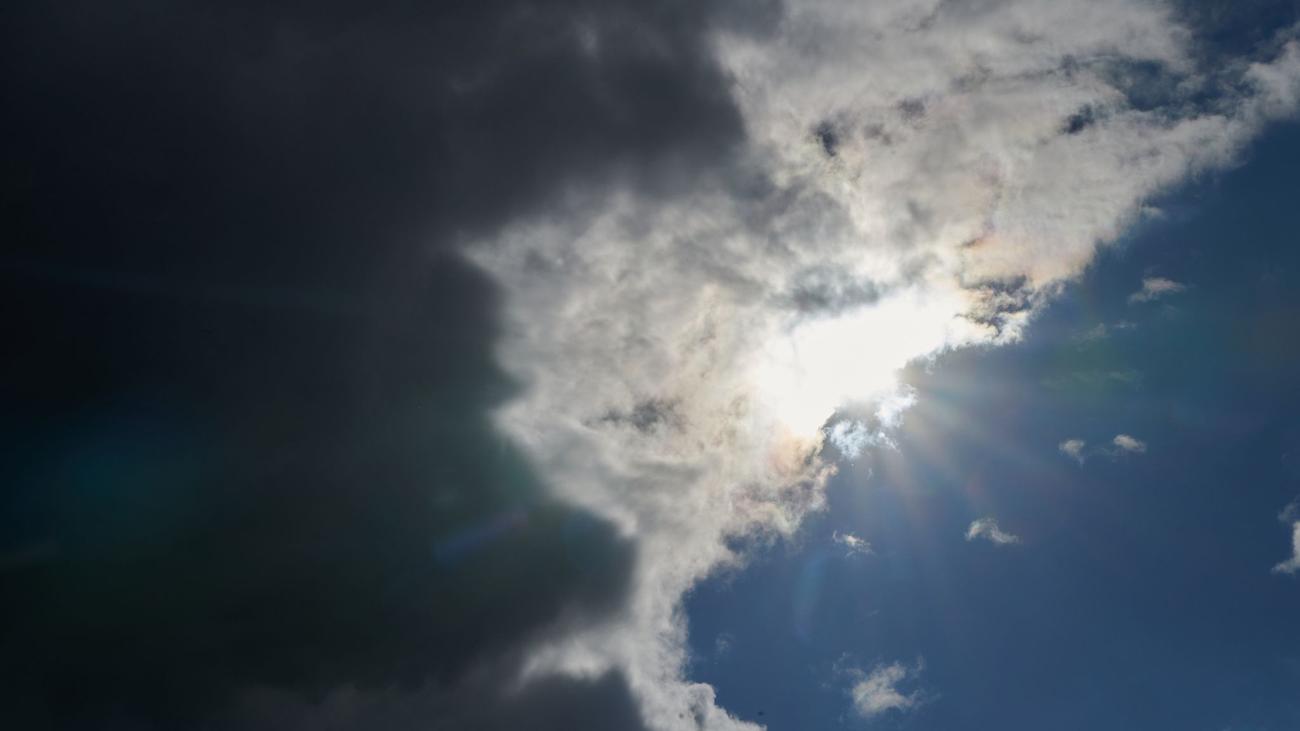 Deutscher Wetterdienst: Wechselhaftes Wetter Aus Sonne Und Gewitter Im ...