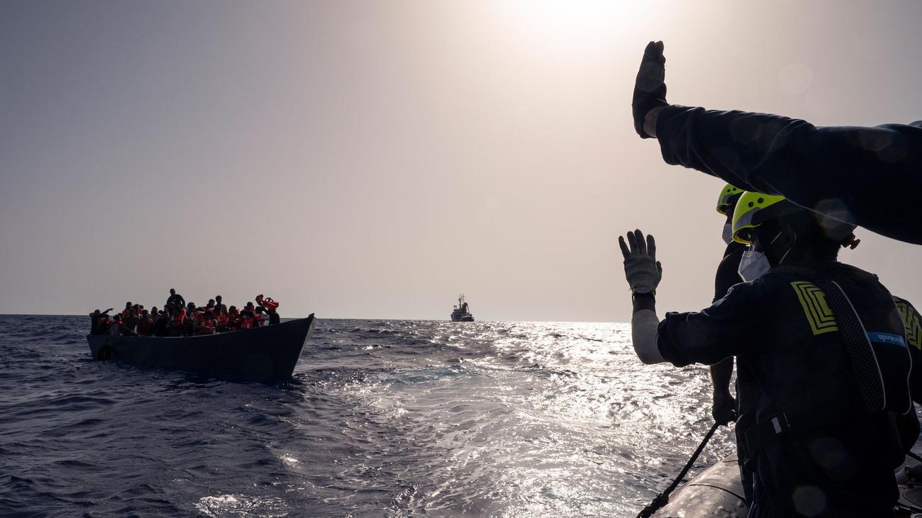 SOS Humanity: Schiff mit knapp 400 Migranten darf in Italien anlegen ...