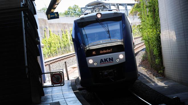 Nahverkehr: Ein Zug der Eisenbahngesellschaft AKN fährt in den Bahnhof Kaltenkirchen ein.