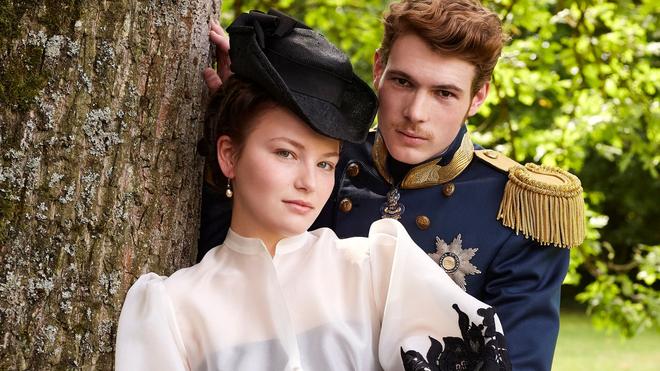 Medien: Devrim Lingnau als Kaiserin Elisabeth und Philip Froissant als Franz Joseph.