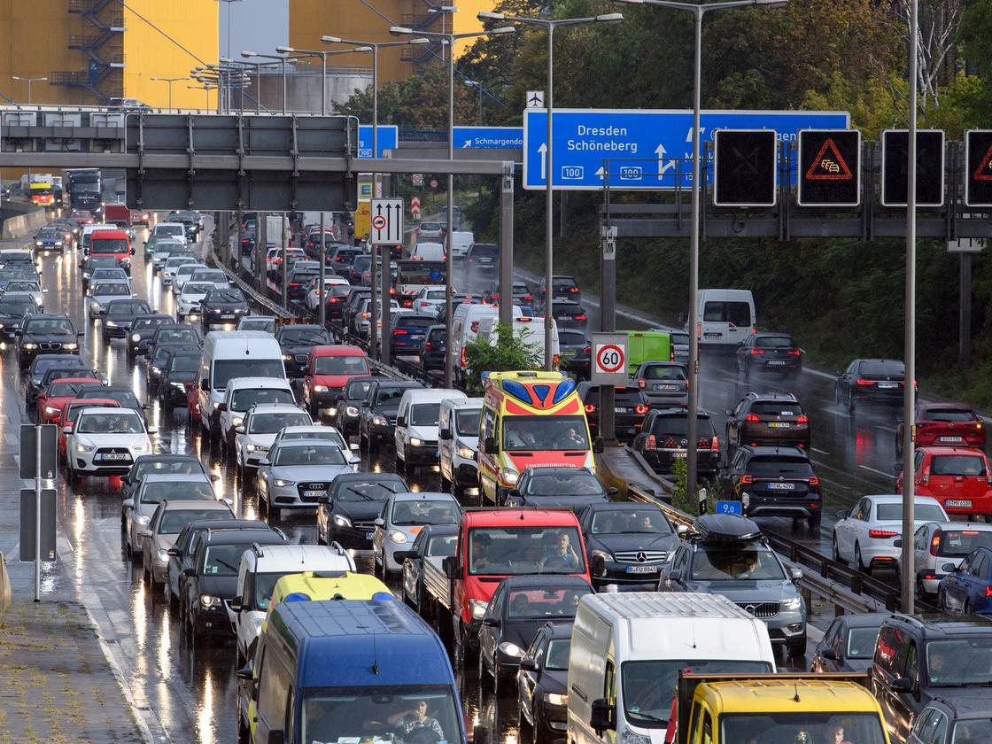 Verkehr: 90 Minuten Stau auf Autobahn A100 in Berlin | ZEIT ONLINE