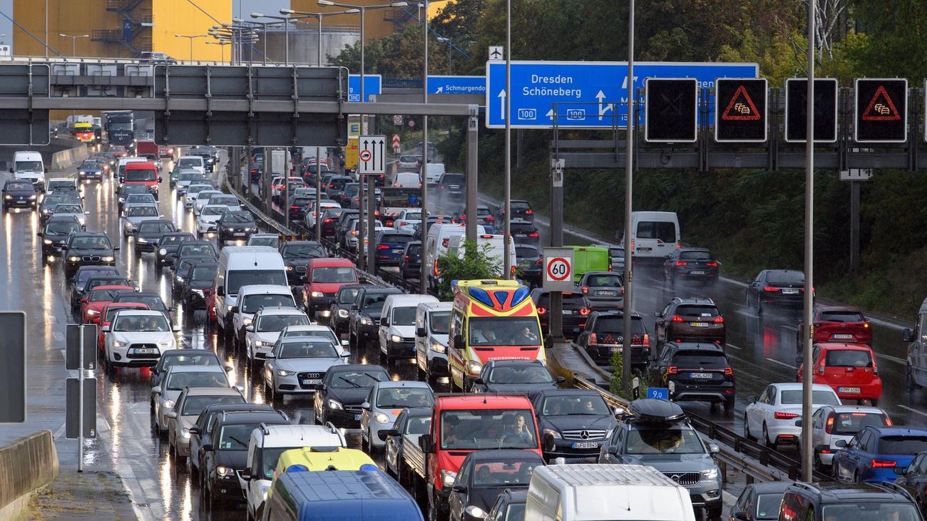 verkehr-90-minuten-stau-auf-autobahn-a100-in-berlin-zeit-online