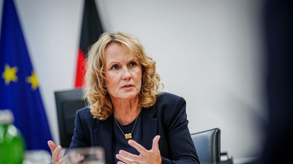Energiekrise Lemke Verteidigt Weiterbetrieb Von Atomkraftwerken Im 