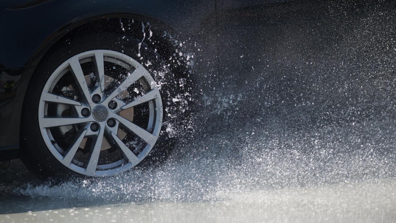 Auto schwimmt Wie auf Glatteis Hier droht Aquaplaning ZEIT ONLINE