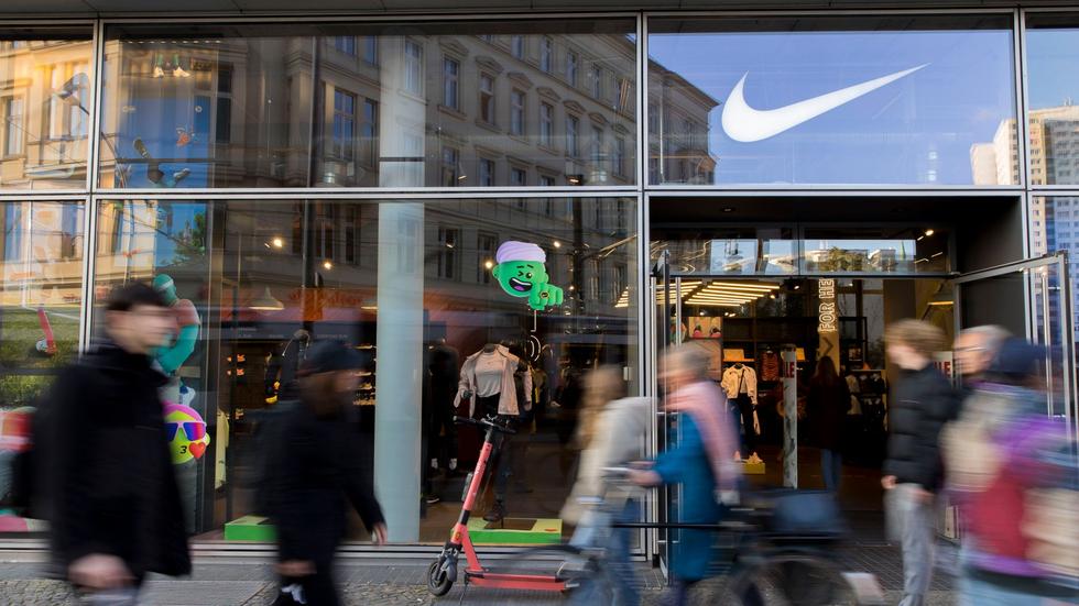 verdund In werkelijkheid Ligatie Sportartikel-Hersteller: Nike geht mit hohen Lagerbeständen ins  Weihnachtsgeschäft | ZEIT ONLINE