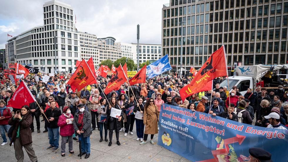 Armut: Hunderte bei Demonstration &amp;quot;Heizung, Brot und Frieden&amp;quot; | ZEIT ONLINE