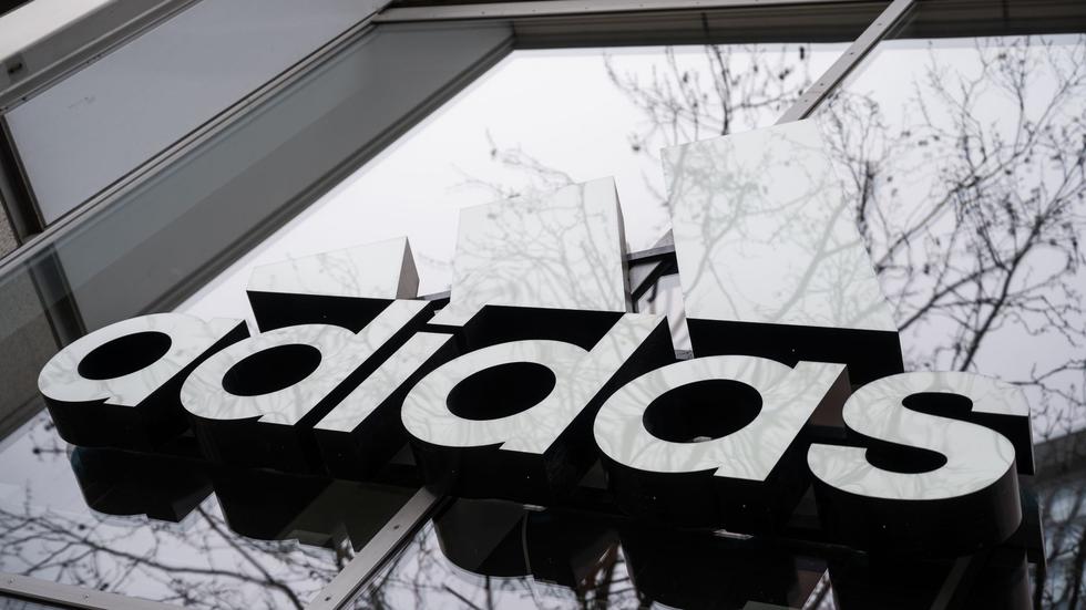 Bekleidung: Adidas kappt erneut Prognose: fällt auf ZEIT