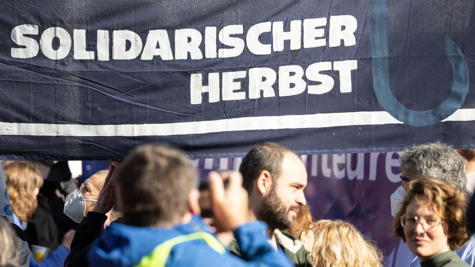 "Solidarischer Herbst": Tausende Bei Demos Für Soziale Sicherheit In ...