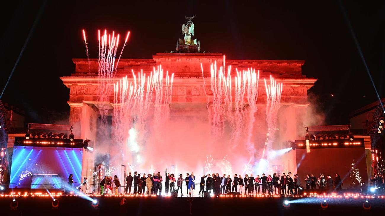 Feierlichkeiten: Silvesterfeier 2022 Am Brandenburger Tor Mit Publikum ...