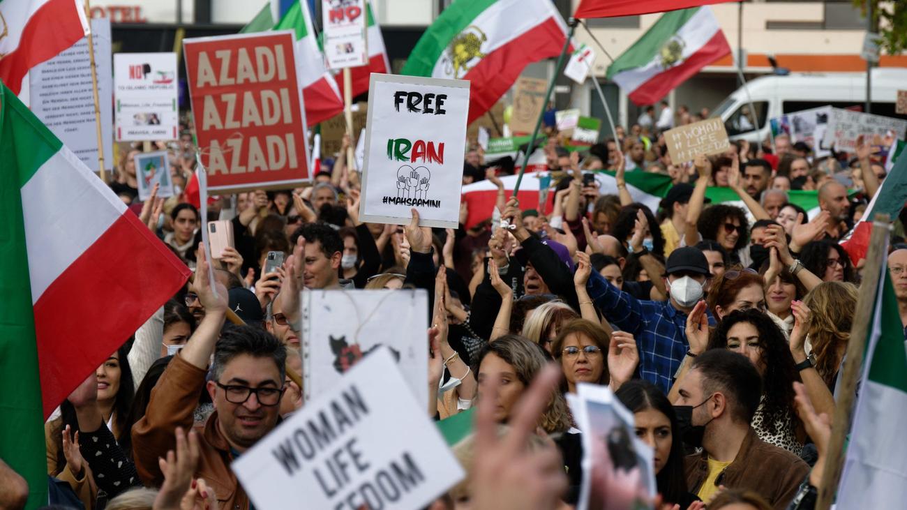 Solidarität Tausende Menschen Bei Iran Demos In Köln Und Düsseldorf Zeit Online