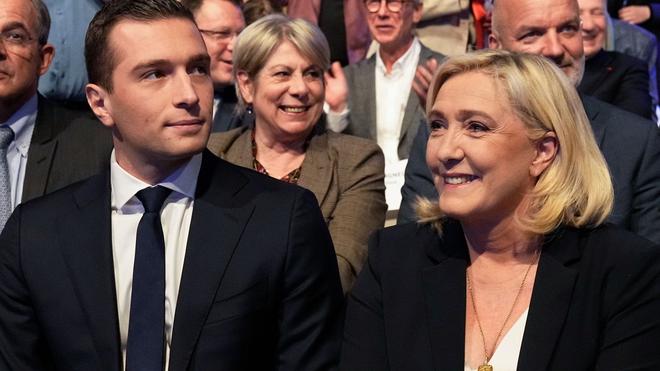 Parteien: Marine Le Pen (r), damalige Präsidentschaftskandidatin der rechtsnationale Partei Rassemblement National(RN), und Jordan Bardella, stellvertretender Vorsitzender des RN, sitzen bei einer Wahlkampfveranstaltung nebeneinander.