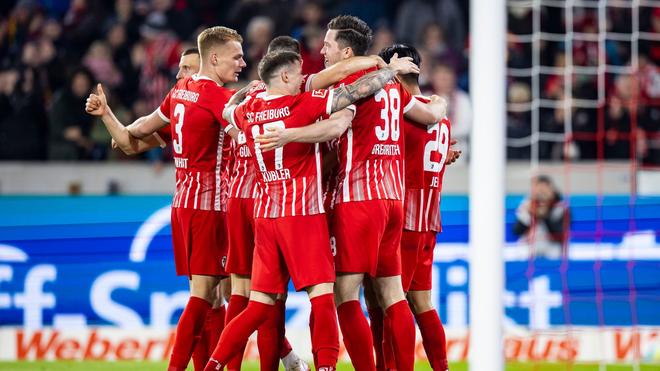 Bundesliga: Die Freiburger jubeln nach dem Tor zum 1:0.