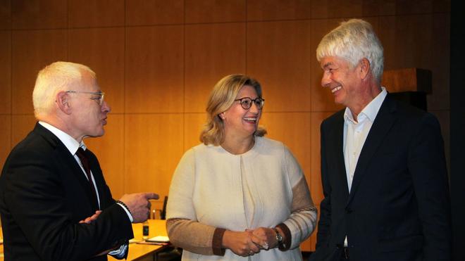 Wirtschaft: Anke Rehlinger (SPD) stellt Frank Nägele (r), als neuen Beauftragten für den Strukturwandel vor.