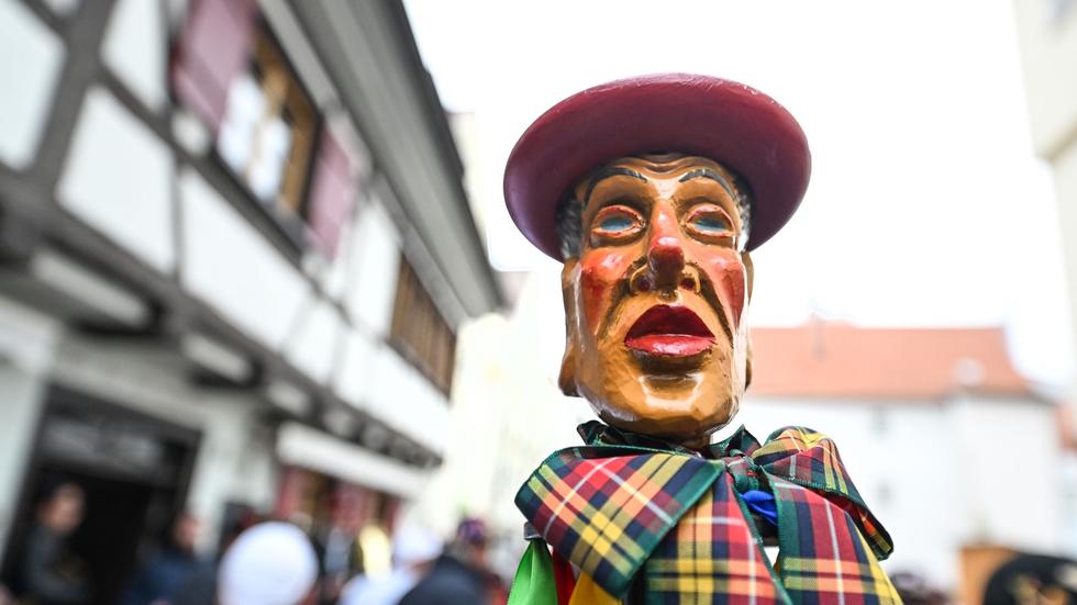 Fastnacht: Kanonier Und Musik: Narren Läuten "fünfte Jahreszeit" Ein ...