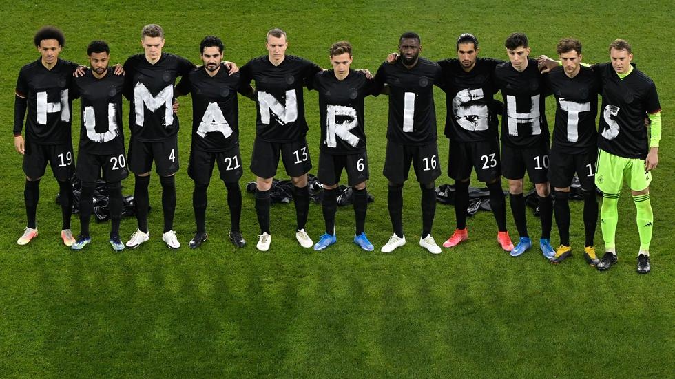 FußballWM Mehrheit der Deutschen für Zeichen gegen Missstände in