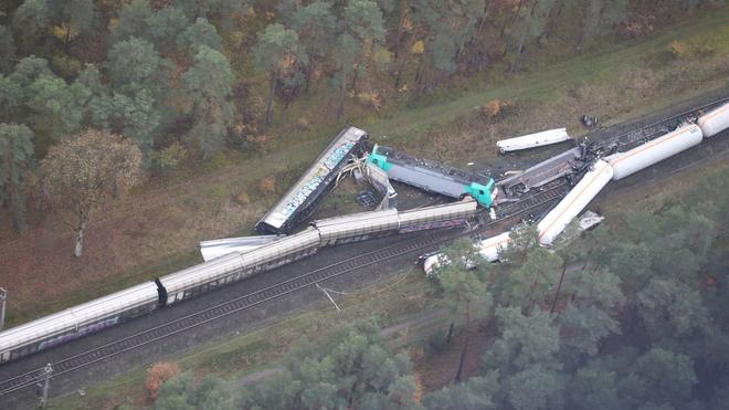Kollision: Zwei Güterzüge liegen nach der Kollision an einer Bahnstrecke.