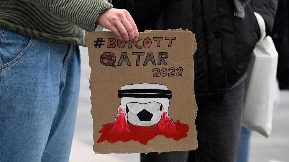 FußballWM "Boycott Qatar" Kundgebung in Köln mit rund 200