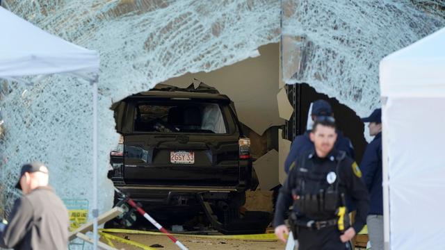 Unfälle: SUV fährt in Apple-Store in Massachusetts - ein Toter 