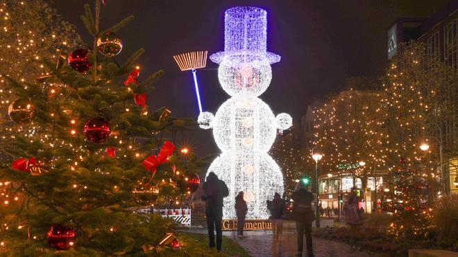 Weihnachtszeit: Adventsbeleuchtung am Ku'damm: 140 Kilometer Lichterketten