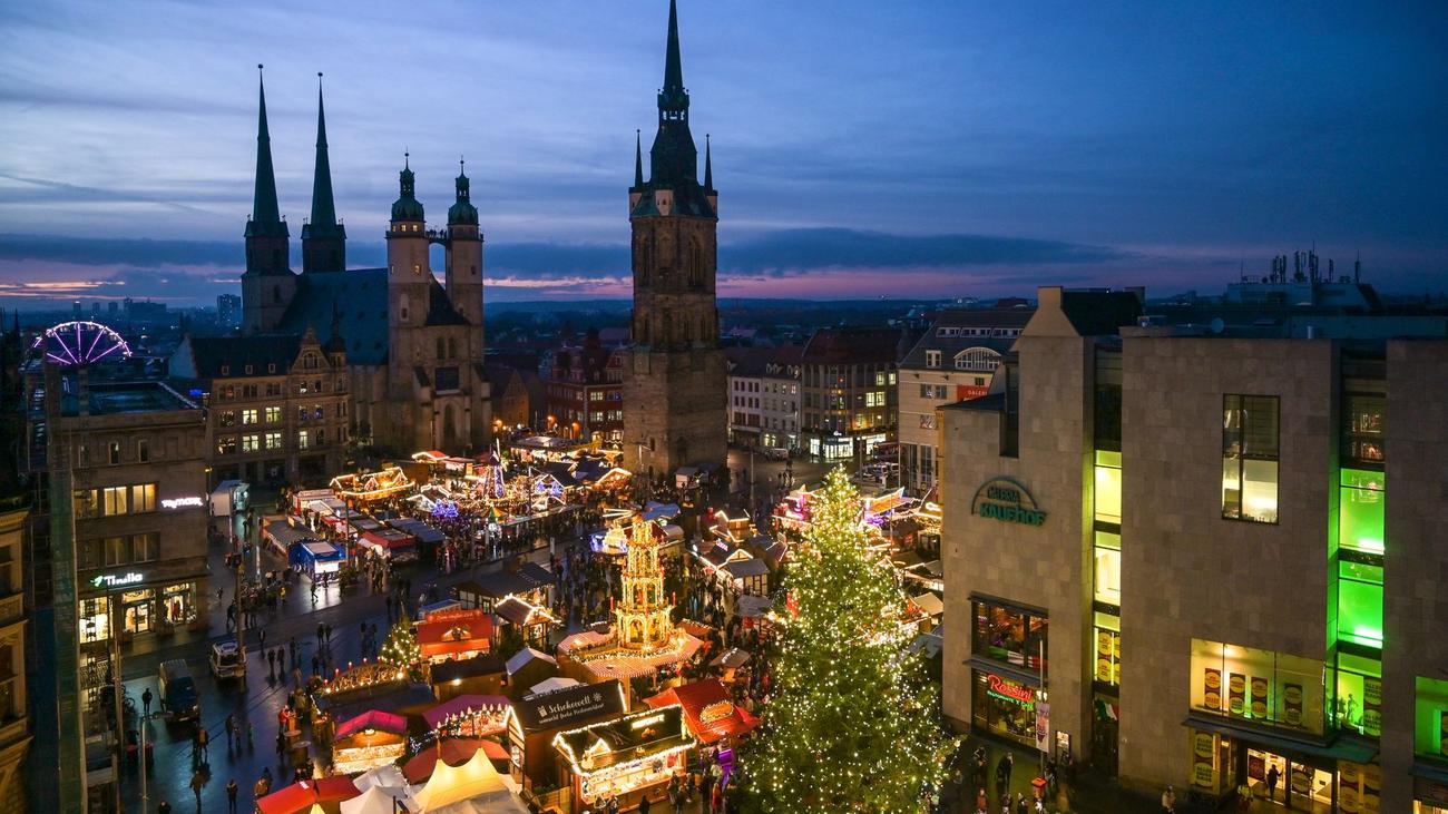 Halle Weihnachtsmarkt Baum mit LEDBeleuchtung ZEIT ONLINE