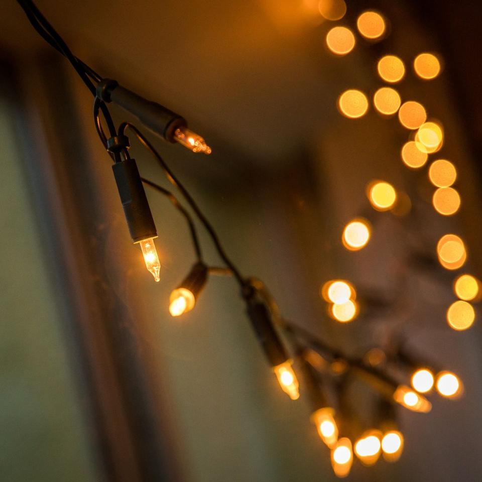 Energiespartipp: Adventsdeko: Lichterketten mit Stromkabel leuchten günstiger