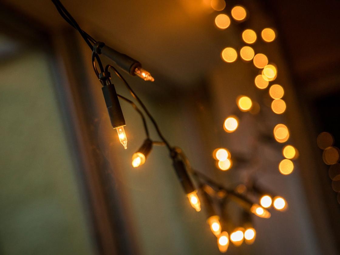 Energiespartipp: Adventsdeko: Lichterketten mit Stromkabel leuchten günstiger