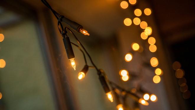 Energiespartipp: Adventsdeko: Lichterketten mit Stromkabel leuchten günstiger