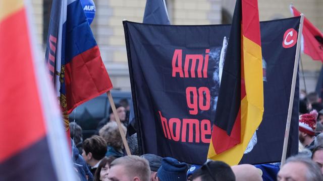 «Ami go home»: Rechte Kundgebung und starker Gegenprotest in Leipzig