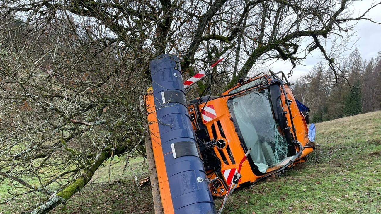 Unfall: Lastwagen Rutscht Hang Hinunter: Fahrer Schwer Verletzt | ZEIT ...