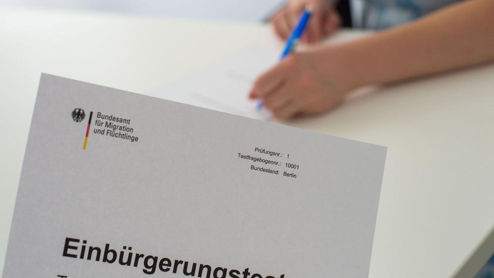Einbürgerung: Acht Schritte zur deutschen Staatsbürgerschaft | ZEIT ONLINE