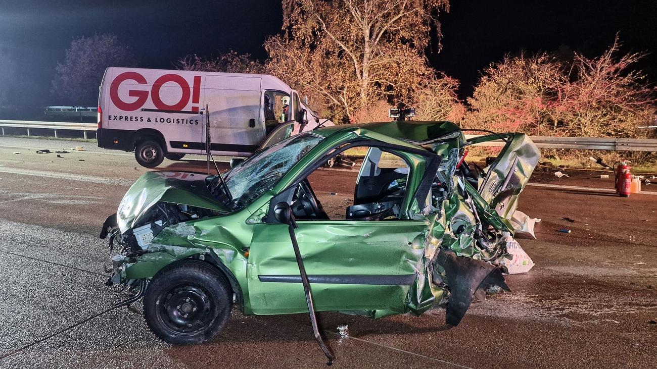 Potsdam-Mittelmark: Tödlicher Unfall Auf A9: Transporter Rammt Auto ...