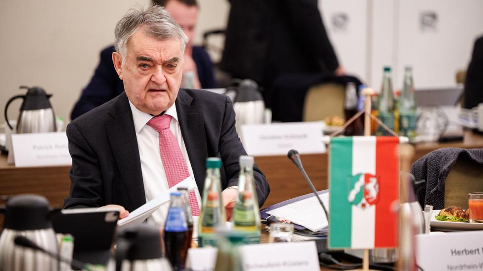 Öffentlicher Dienst NRWInnenminister will extremistische Beamte loswerden ZEIT ONLINE