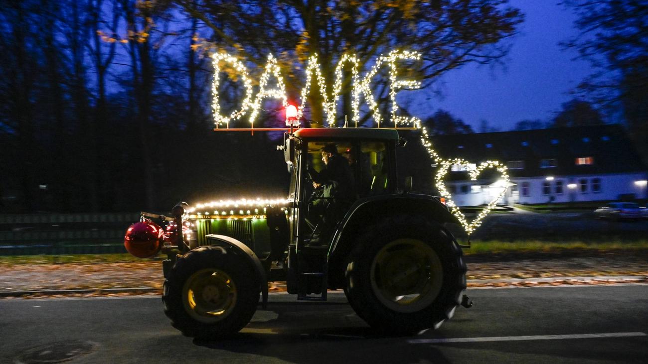 Weihnachten Konvoi mit geschmückten Treckern fährt durch Bremen ZEIT ONLINE