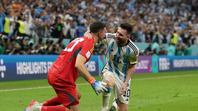 Fußball-WM: Mann des Abends: Lionel Messi (r) feiert Elmeterkiller Emiliano Martinez.