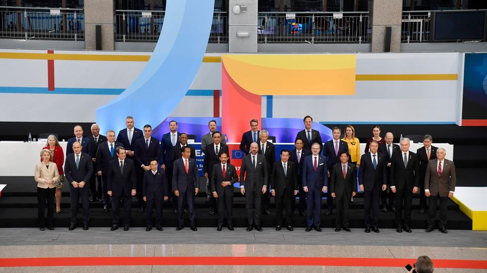 Réunion à Bruxelles: les chefs d’État de l’UE et leurs homologues de l’Association des nations de l’Asie du Sud-Est posent pour une photo de groupe.