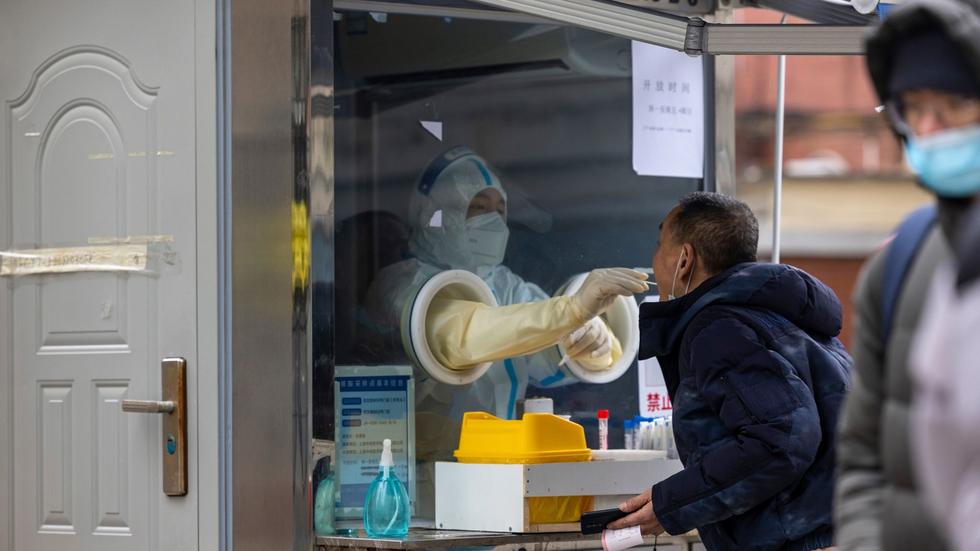 Pandemie: Ein Mann wird auf COVID-19 getestet.