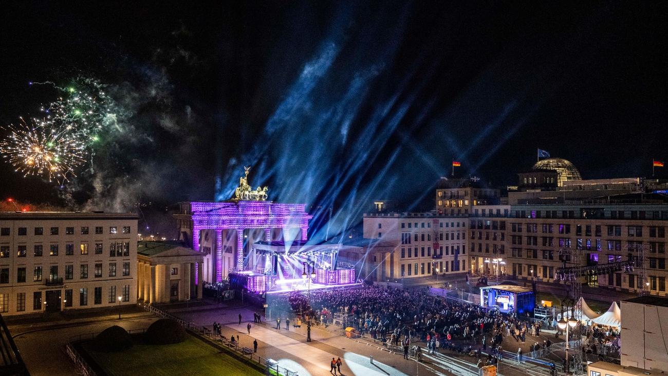 Brandenburger Tor: "Wind of Change": Tausende feiern ins neue Jahr